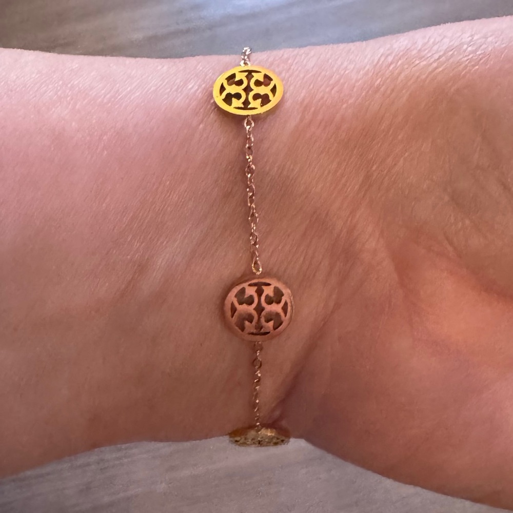 Beautiful Gold Bracelet with Filigree Discs - Picture 9 of 10